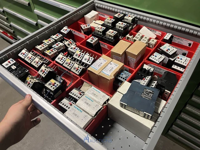 Partij elektrisch schakelmateriaal - afbeelding 32 van  90