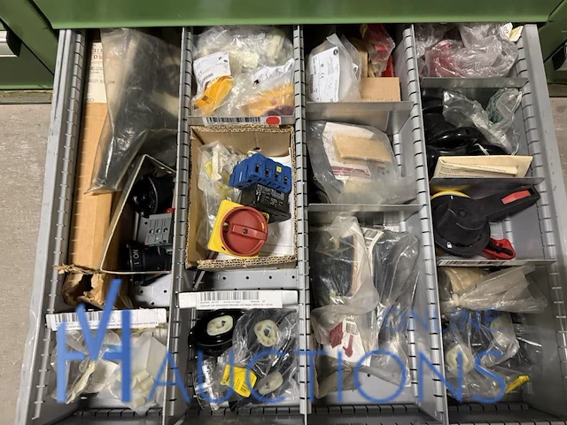 Partij elektrisch schakelmateriaal - afbeelding 23 van  90