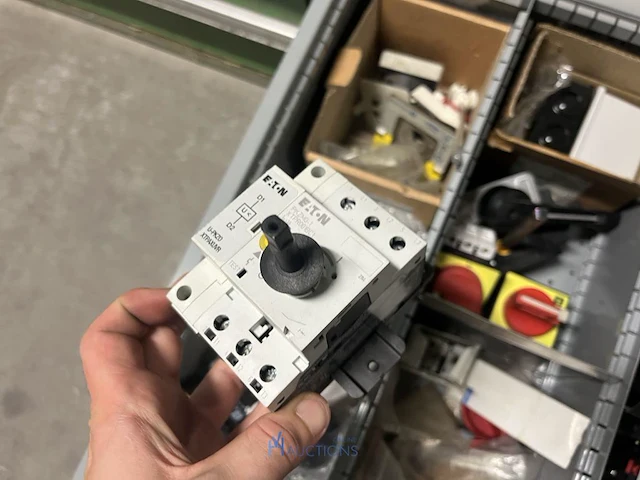 Partij elektrisch schakelmateriaal - afbeelding 64 van  90