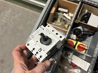 Partij elektrisch schakelmateriaal - afbeelding 64 van  90
