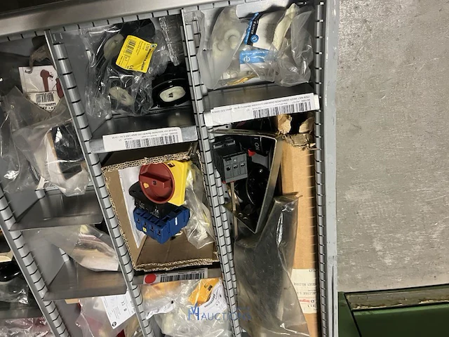 Partij elektrisch schakelmateriaal - afbeelding 75 van  90