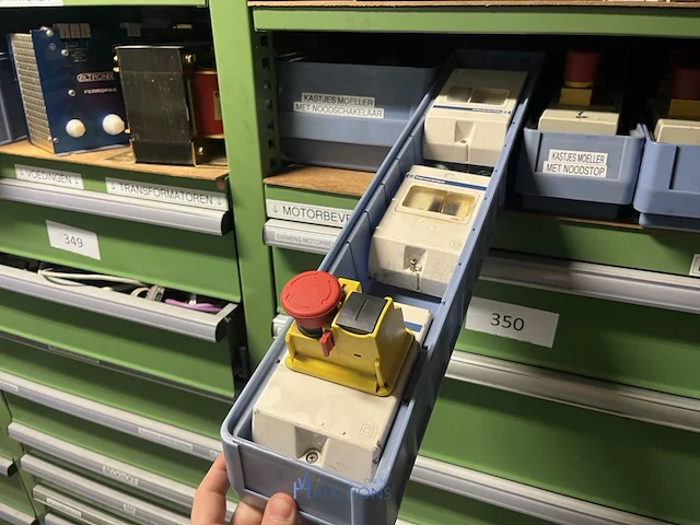 Partij elektrisch schakelmateriaal - afbeelding 79 van  90