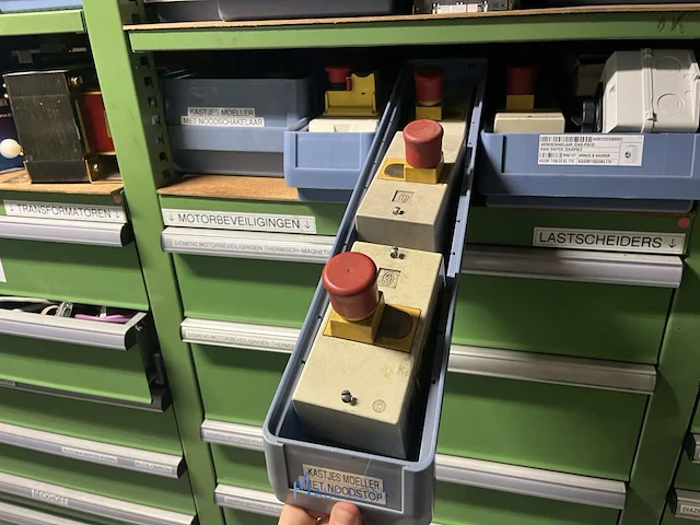 Partij elektrisch schakelmateriaal - afbeelding 80 van  90