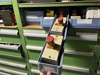 Partij elektrisch schakelmateriaal - afbeelding 80 van  90