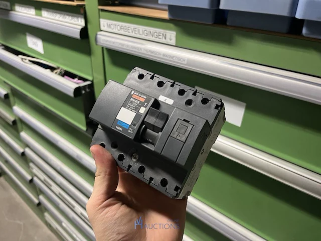 Partij elektrisch schakelmateriaal - afbeelding 84 van  90