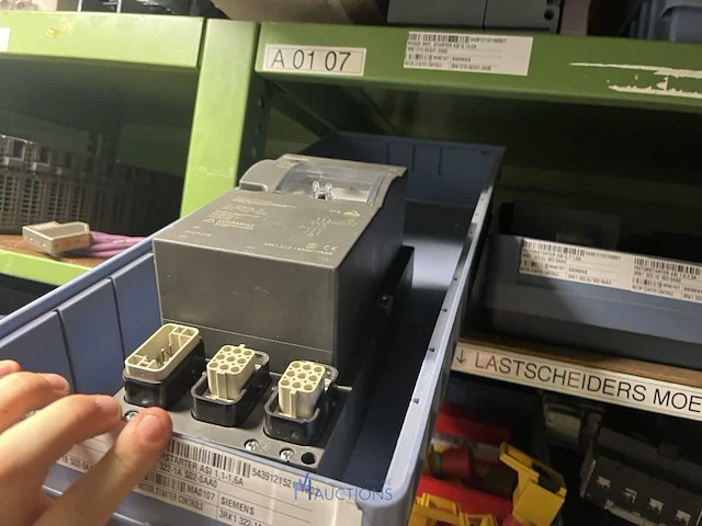 Partij elektrisch schakelmateriaal - afbeelding 86 van  90