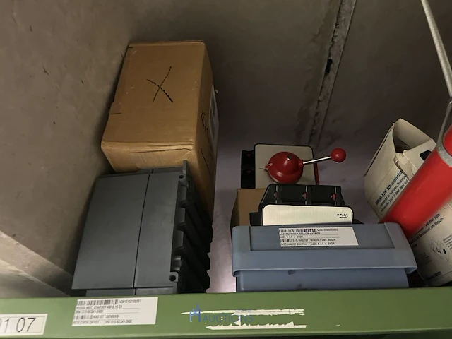 Partij elektrisch schakelmateriaal - afbeelding 90 van  90
