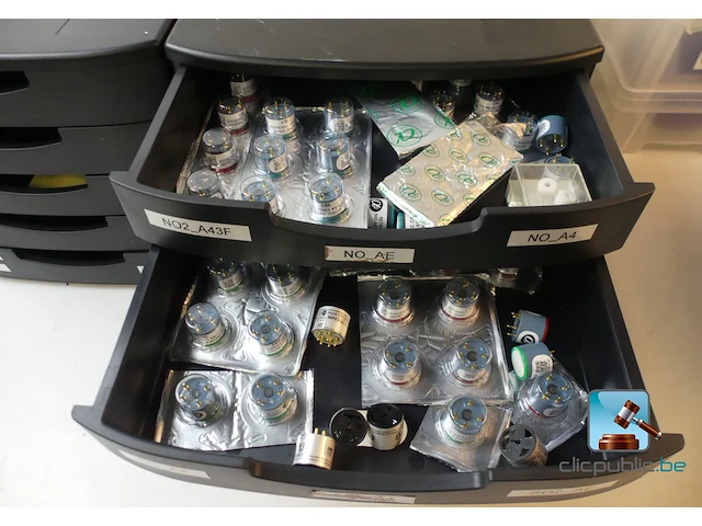 Partij elektrische apparatuur - afbeelding 14 van  25