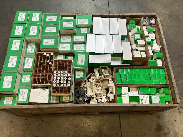 Partij elektrische componenten - afbeelding 1 van  11