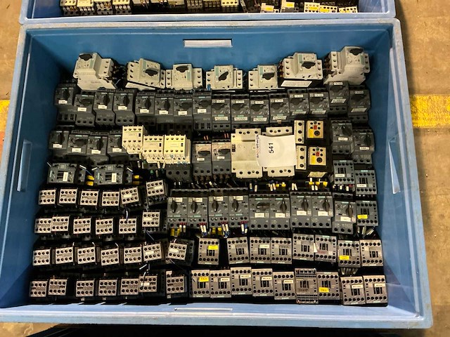 Partij elektrische componenten - afbeelding 1 van  6