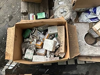 Partij elektrische installatiematerialen - afbeelding 1 van  5