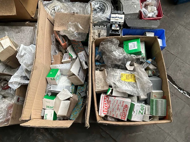 Partij elektrische installatiematerialen - afbeelding 2 van  5