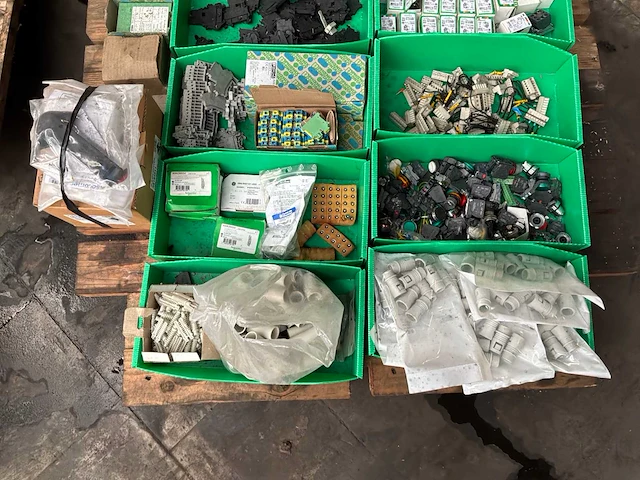 Partij elektrische installatiematerialen - afbeelding 4 van  5