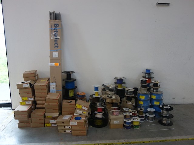 Partij elektrische kabels - afbeelding 1 van  9