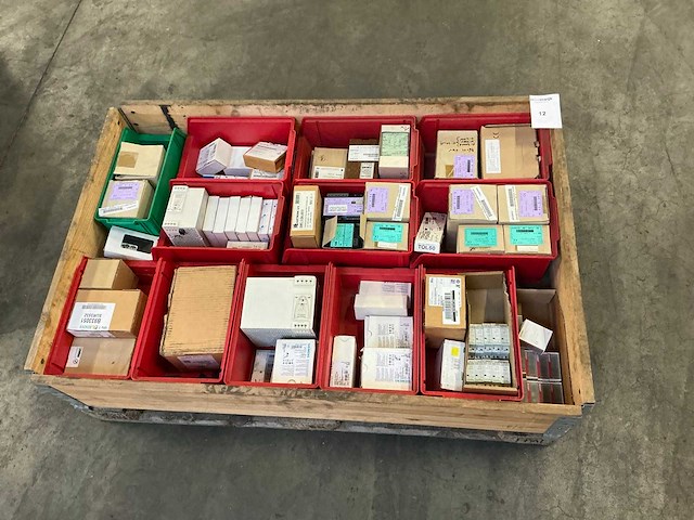 Partij elektrische onderdelen - afbeelding 1 van  12