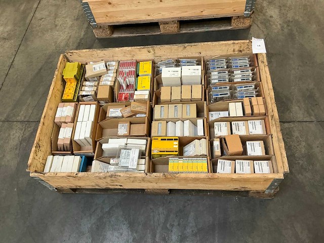 Partij elektrische onderdelen - afbeelding 1 van  16