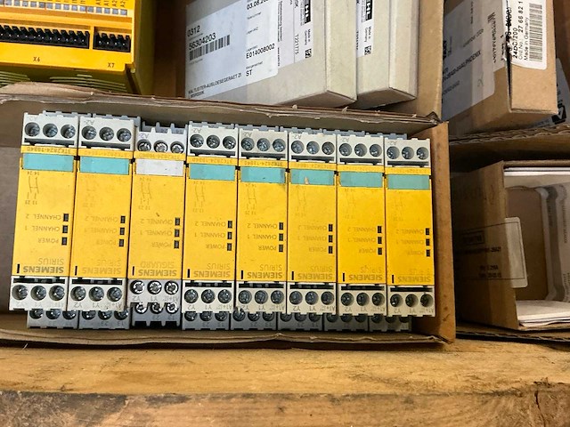 Partij elektrische onderdelen - afbeelding 15 van  16