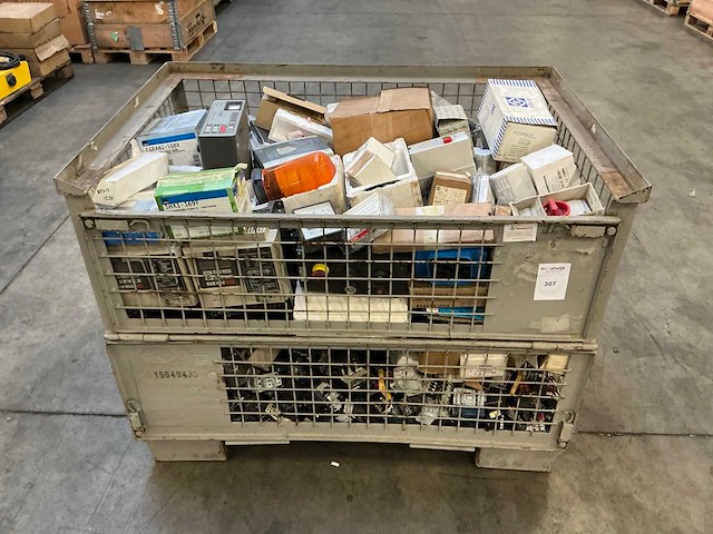 Partij elektrische onderdelen - afbeelding 1 van  13