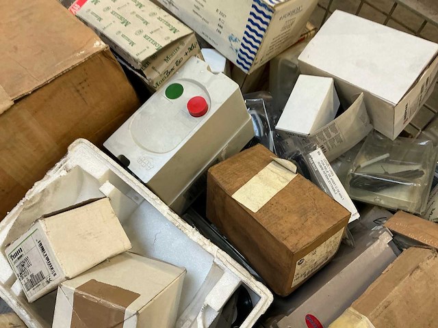 Partij elektrische onderdelen - afbeelding 10 van  13