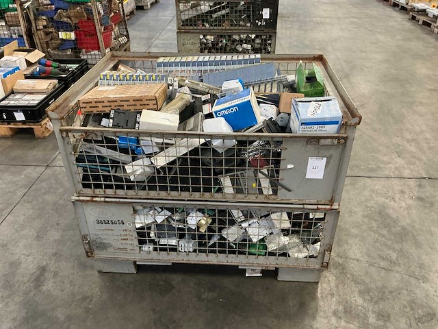 Partij elektrische onderdelen - afbeelding 1 van  10