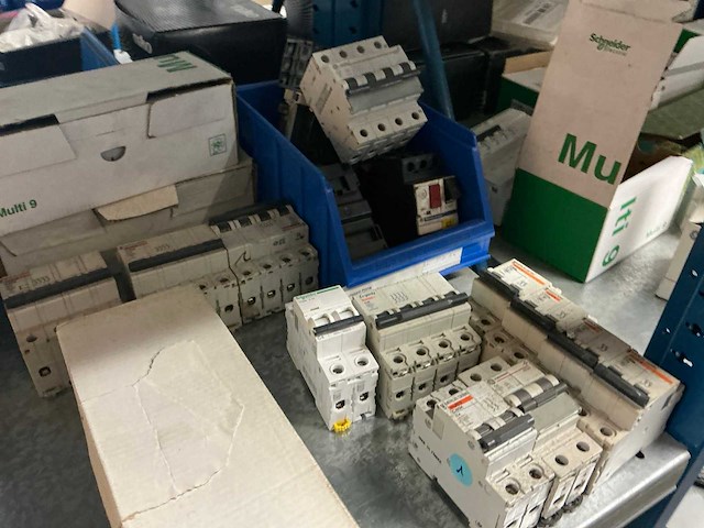 Partij elektrische onderdelen - afbeelding 23 van  29
