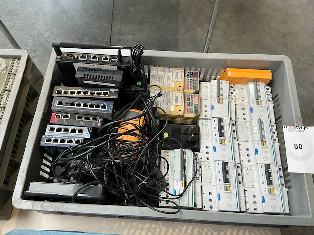 Partij elektrische onderdelen - afbeelding 1 van  6