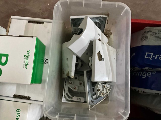 Partij elektrische onderdelen - afbeelding 25 van  36