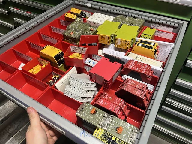 Partij elektrische veiligheidscomponenten - afbeelding 28 van  80