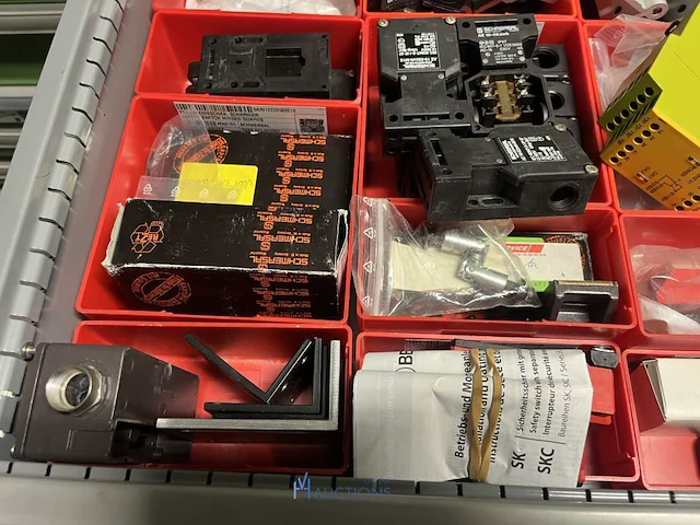 Partij elektrische veiligheidscomponenten - afbeelding 44 van  80