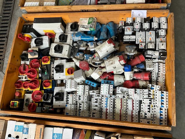 Partij elektro-technische installatiemateriaal - afbeelding 1 van  7