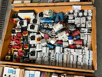 Partij elektro-technische installatiemateriaal - afbeelding 1 van  7