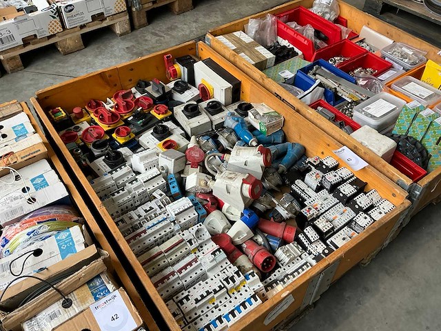 Partij elektro-technische installatiemateriaal - afbeelding 2 van  7