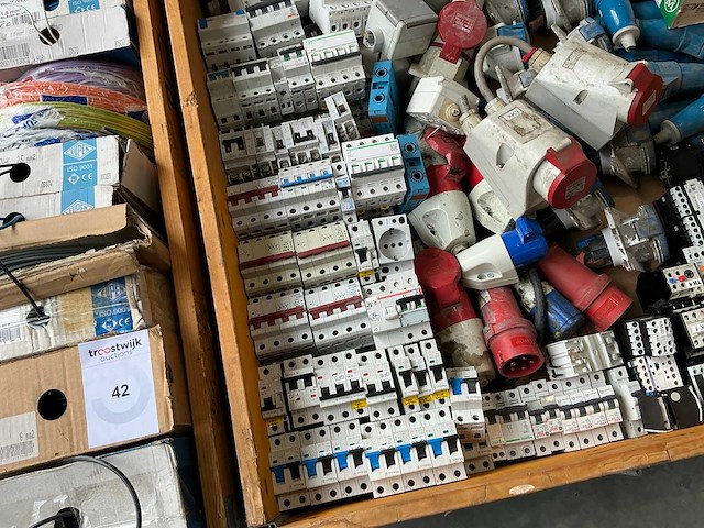 Partij elektro-technische installatiemateriaal - afbeelding 3 van  7