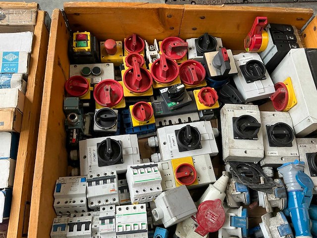 Partij elektro-technische installatiemateriaal - afbeelding 6 van  7