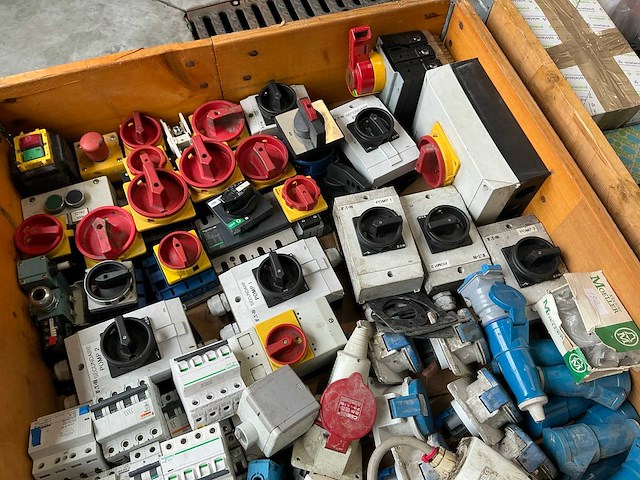 Partij elektro-technische installatiemateriaal - afbeelding 7 van  7