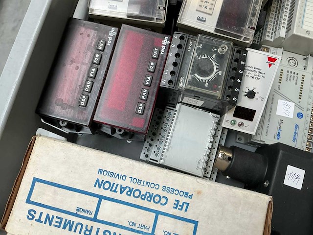 Partij elektro-technische onderdelen - afbeelding 1 van  2