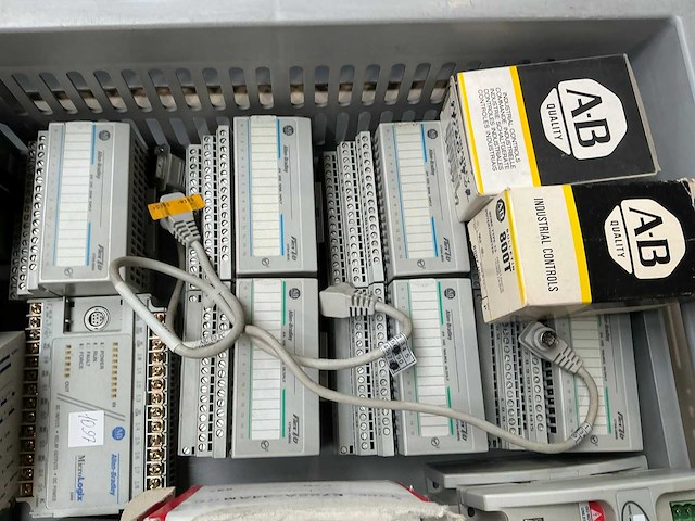Partij elektro-technische onderdelen - afbeelding 2 van  2