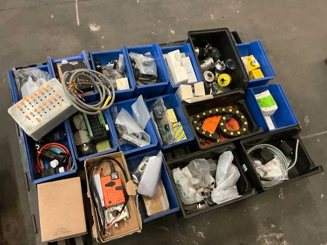 Partij elektro-technische spare parts - afbeelding 5 van  17