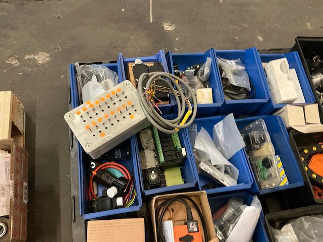 Partij elektro-technische spare parts - afbeelding 6 van  17