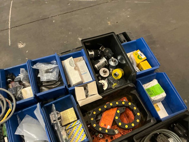 Partij elektro-technische spare parts - afbeelding 7 van  17