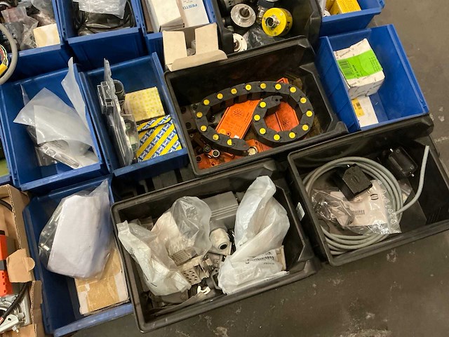 Partij elektro-technische spare parts - afbeelding 8 van  17