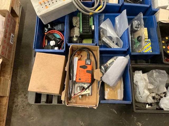 Partij elektro-technische spare parts - afbeelding 9 van  17