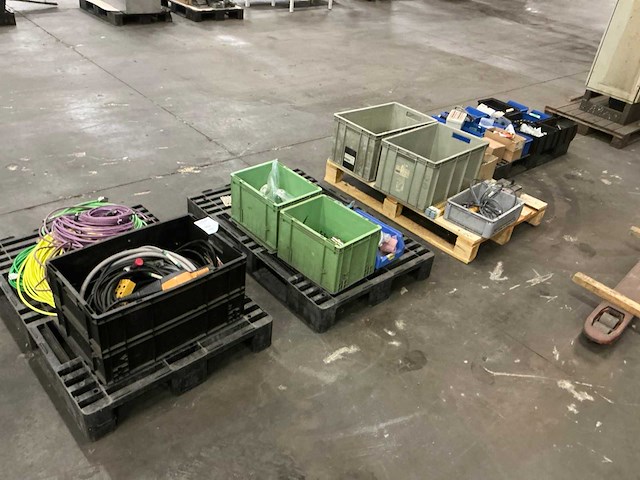 Partij elektro-technische spare parts - afbeelding 1 van  17