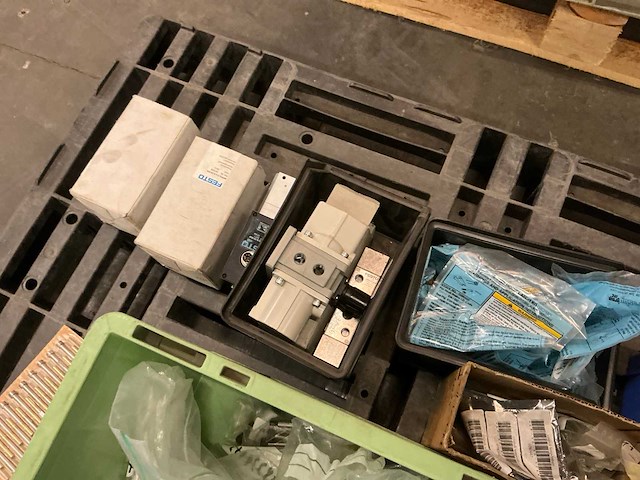 Partij elektro-technische spare parts - afbeelding 14 van  17