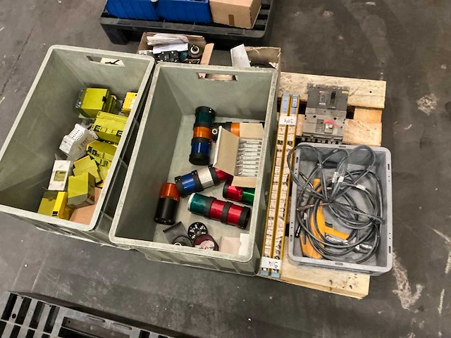 Partij elektro-technische spare parts - afbeelding 16 van  17