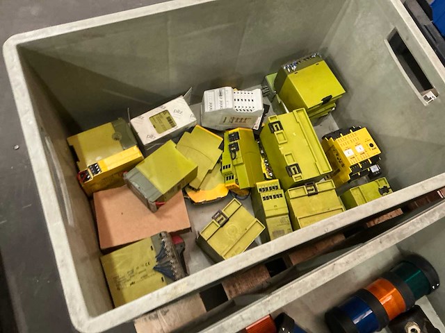 Partij elektro-technische spare parts - afbeelding 17 van  17