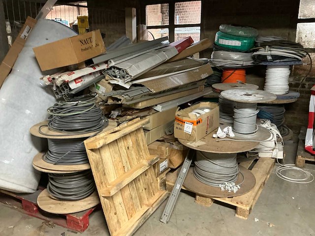 Partij elektrokabel en kabelgoten - afbeelding 1 van  8