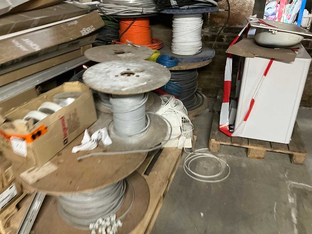 Partij elektrokabel en kabelgoten - afbeelding 3 van  8