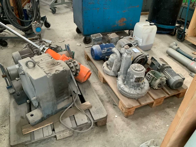 Partij elektromotor, liggend op 2 palletten - afbeelding 1 van  8