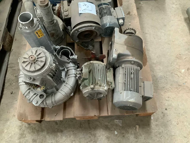 Partij elektromotor, liggend op 2 palletten - afbeelding 2 van  8